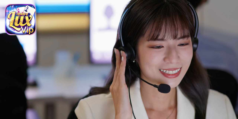Hỗ trợ khách hàng LUXVIP sẵn sàng giải quyết các vấn đề về giao dịch rút tiền.