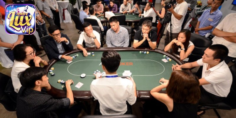 Người chơi đang tham gia ván bài căng thẳng tại sòng poker ở Việt Nam